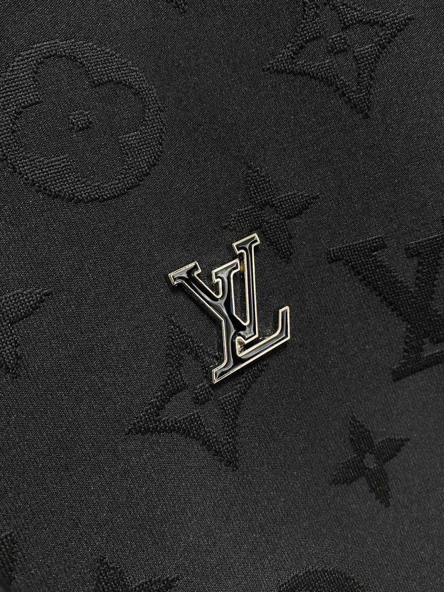🅿️720 LV hot-selling suit is coming. Focus on the original version of the official website. 2025 new hot-selling cardigan suit. The original order is the best. 🇭🇰The meticulous work of top designers. It has a fitting and perfect upper body effect. All-natural high-quality Tencel Roman cotton 100%, close-fitting comfort, noble and elegant! Original hardware embodies elegance and nobility! Counter size: M-3XL (maximum wear up to 190 pounds)